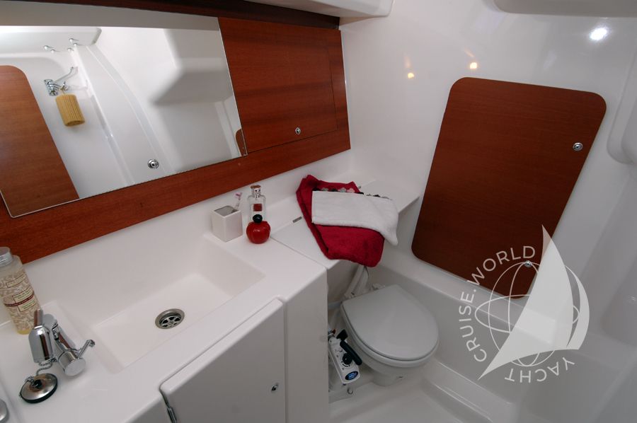 Dufour 335 GL bathroom