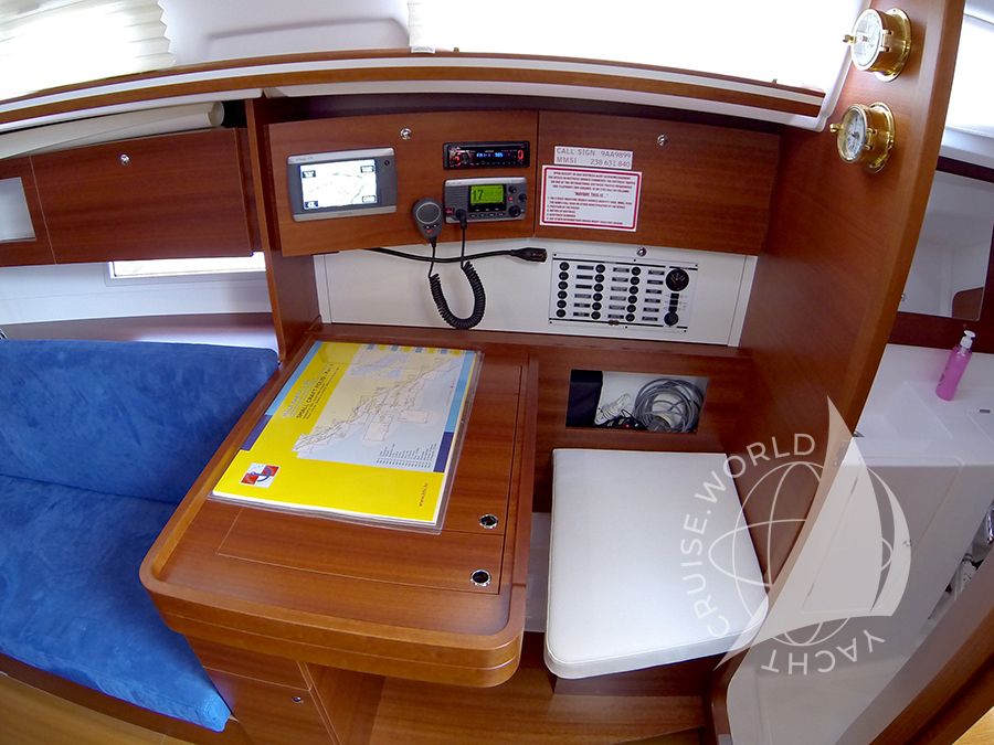 Dufour 335 GL navigation table
