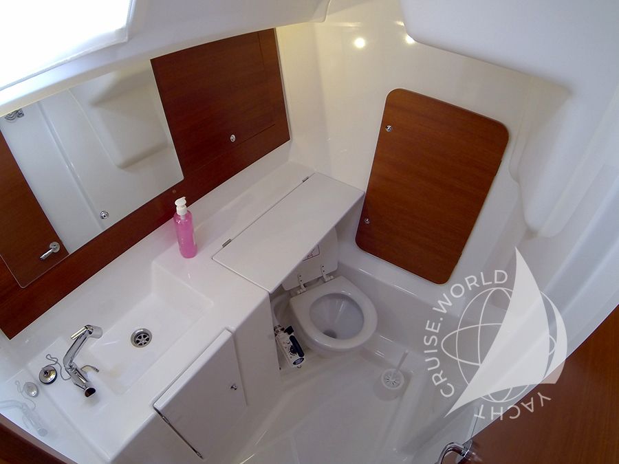 Dufour 335 GL bathroom