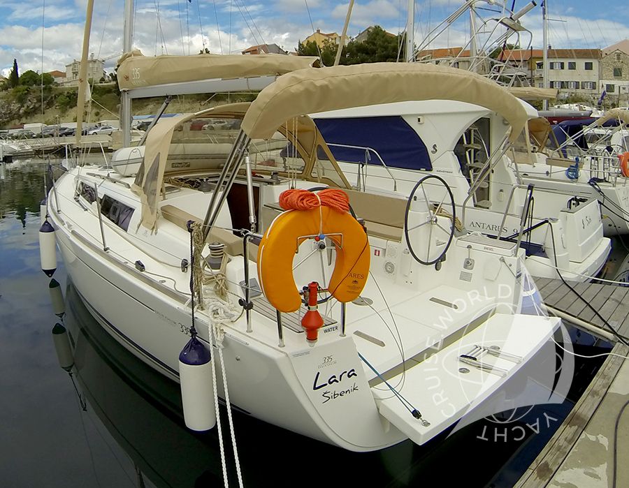 Dufour 335 GL cockpit