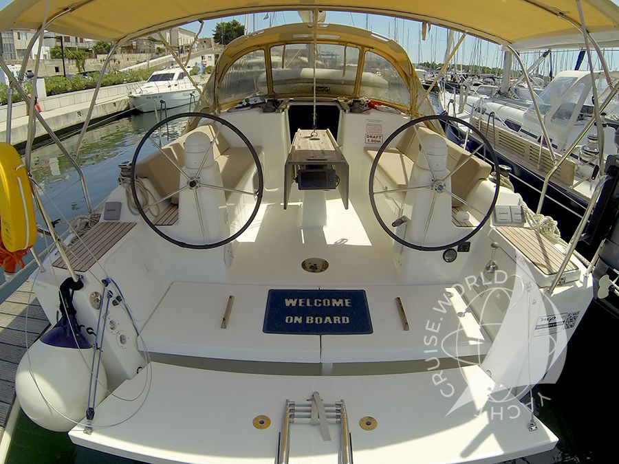 Dufour 335 GL cockpit