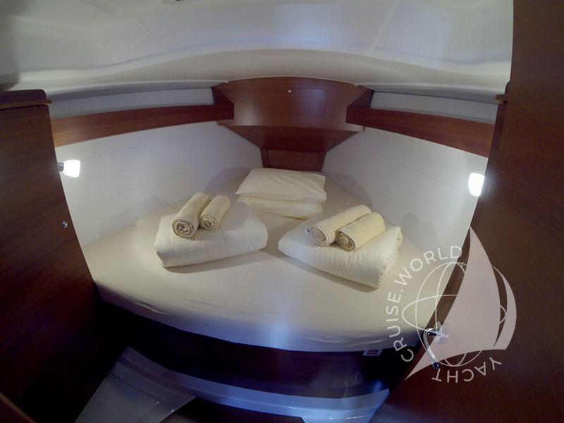 Dufour 335 GL master cabin